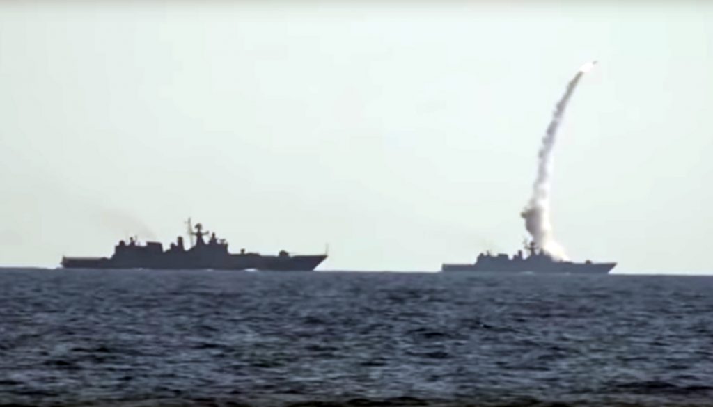 Navios russos lançando mísseis de cruzeiro contra alvos na Síria