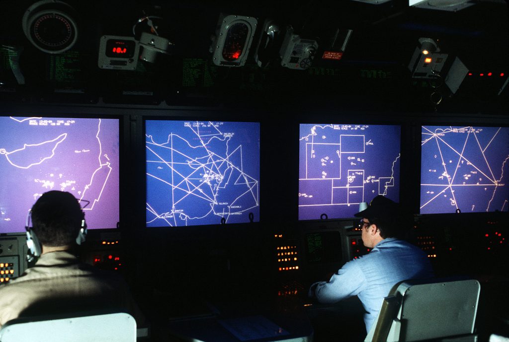 Displays do sistema de defesa aérea Aegis a bordo do cruzador de mísseis guiados USS Ticonderoga (CG-47)