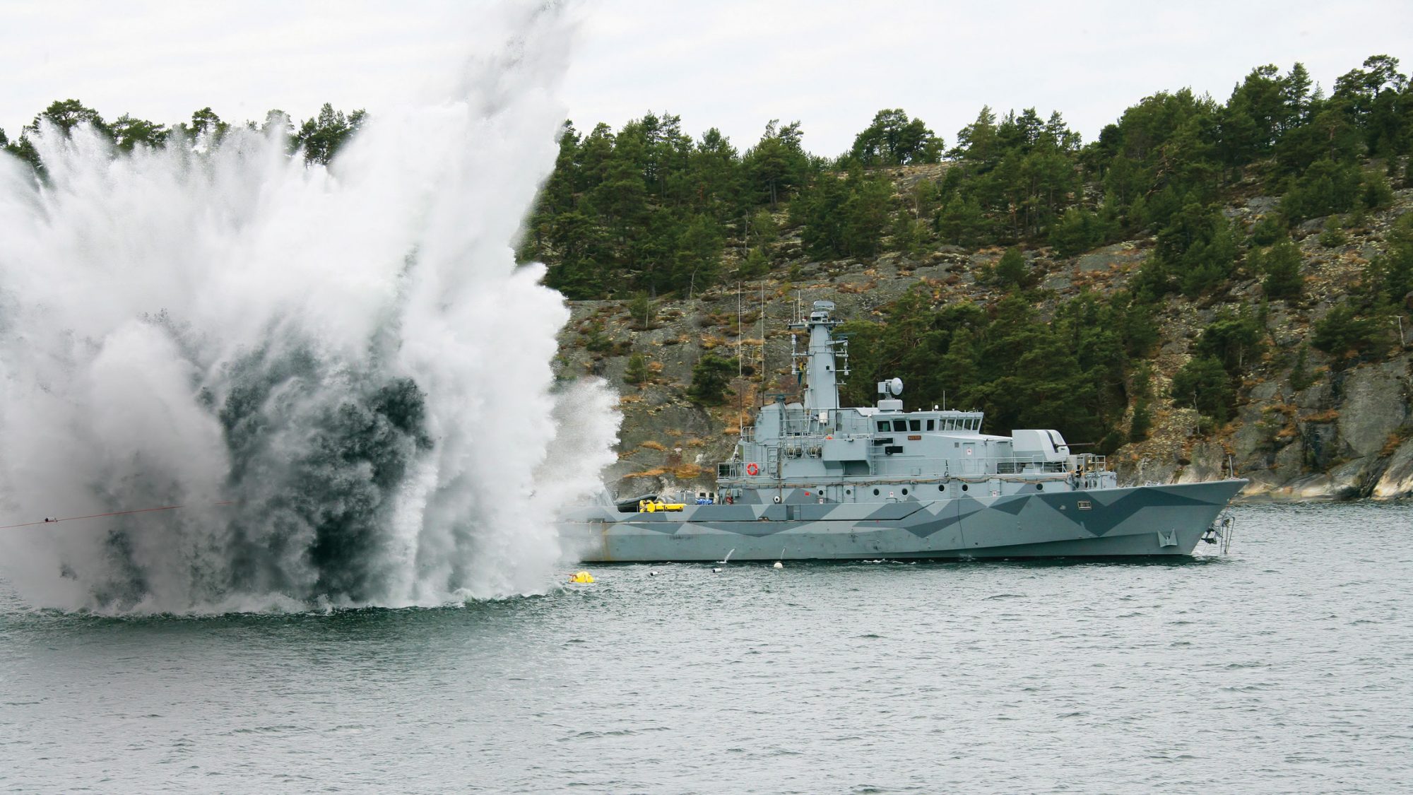 Explosão de mina ao lado do caça-minas sueco classe Koster