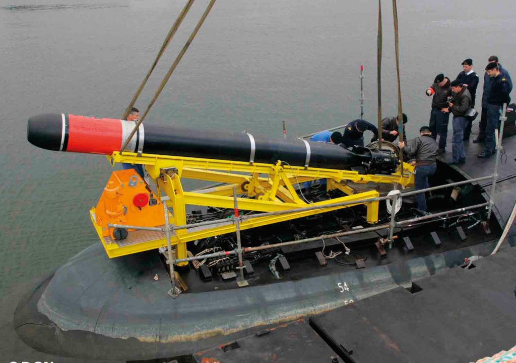 Torpedo F21 sendo embarcado em um submarino
