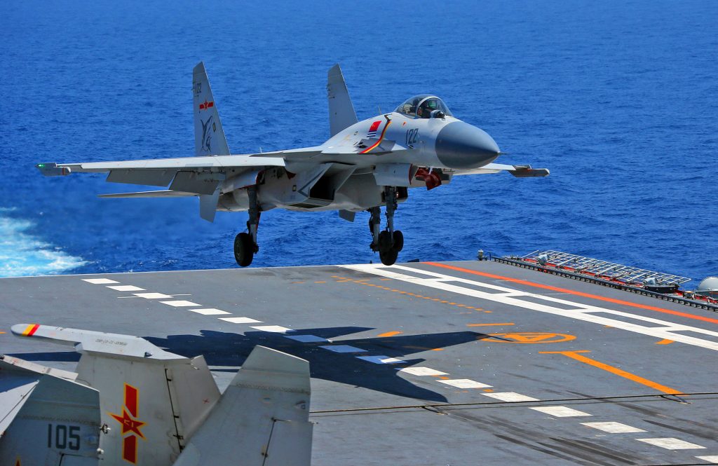 Caça J-15 pousa a bordo do porta-aviões Liaoning