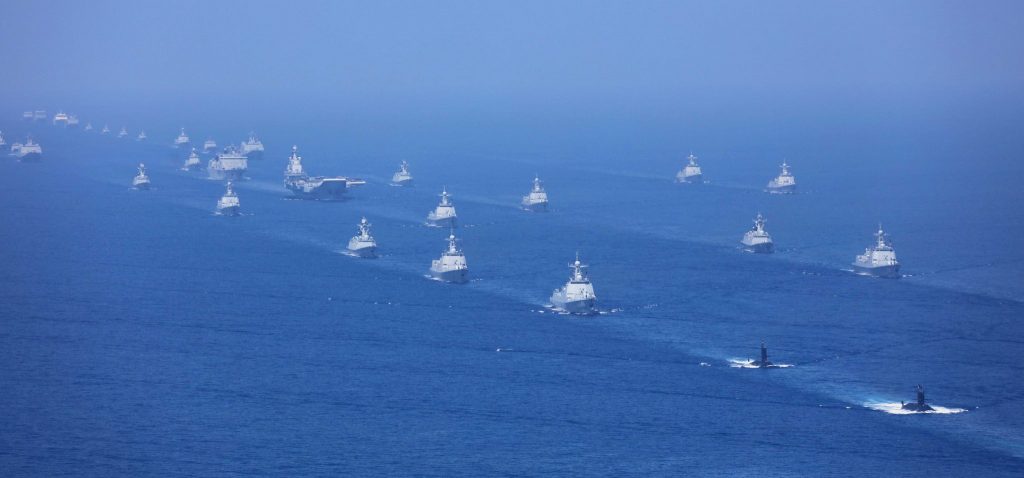 Navios da Marinha da China em desfile naval