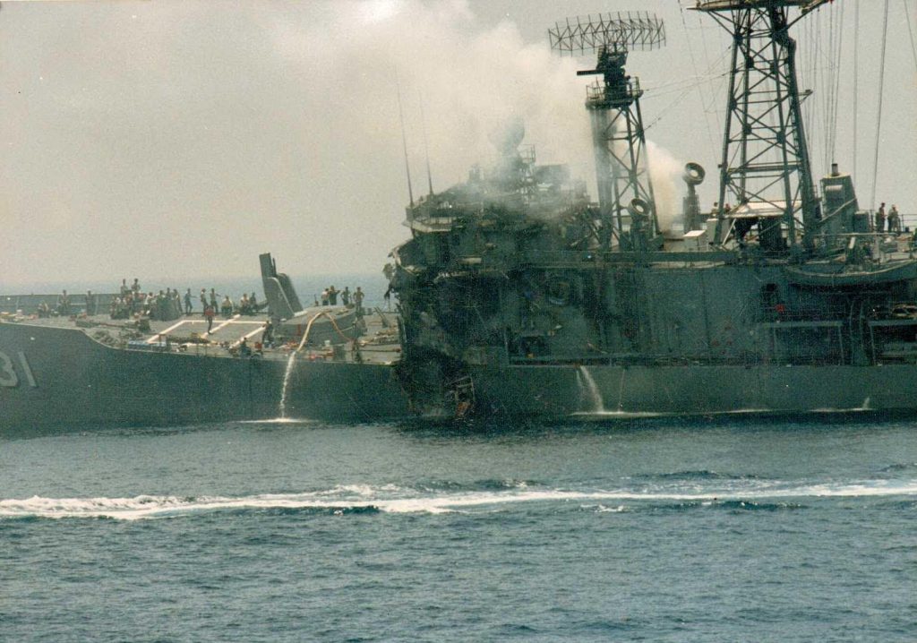 A USS Stark ficou bastante avariada após ser atingida pelos Exocet, mas não afundou