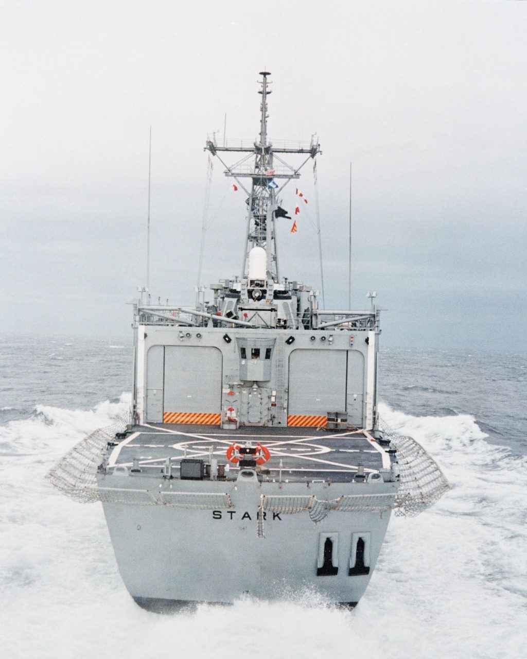 USS Stark vista pela popa. O CIWS Phalanx pode ser visto sobre o hangar