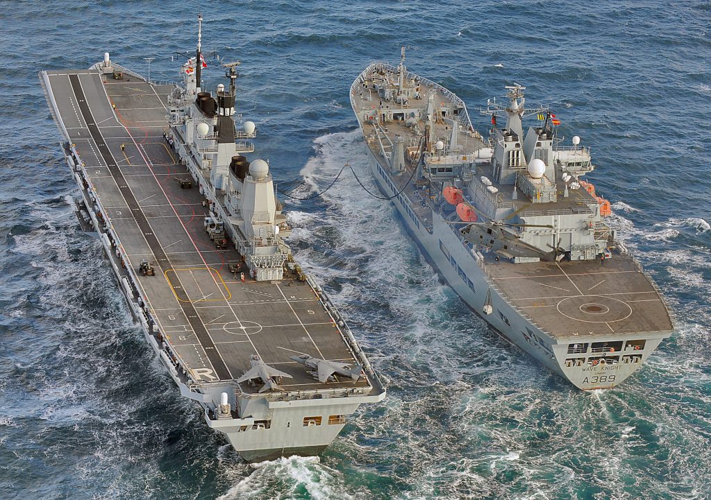 HMS Ark Royal e RFA Wave Knight, em 2010