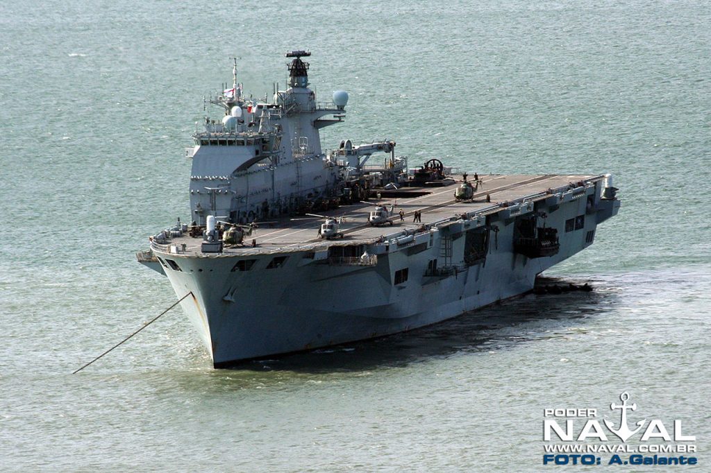 HMS Ocean fundeado na Marambaia, em 2010