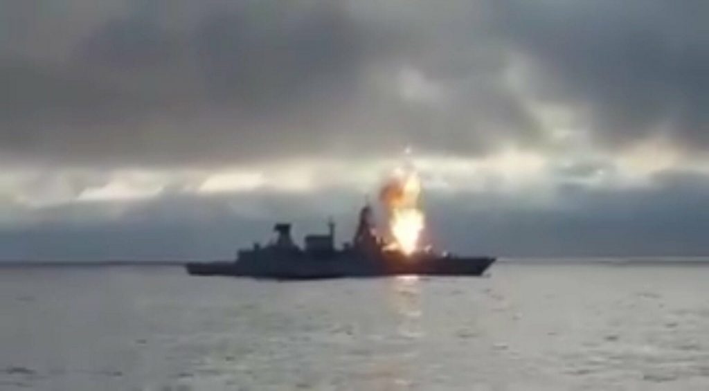 Imagem capturada de vídeo mostra a queima do míssil no lançador da fragata