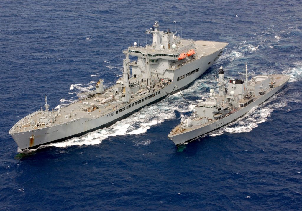 RFA Wave Ruler reabastecendo a fragata Type 23 HMS Iron Duke