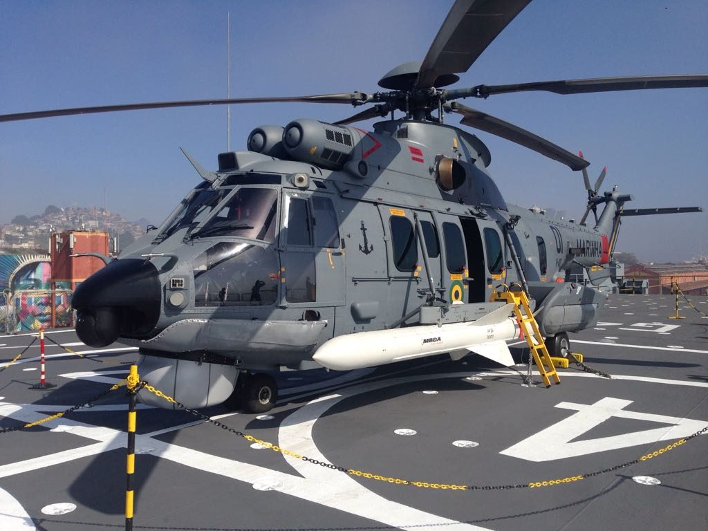UH-15A armado com míssil antinavio AM-39 Exocet