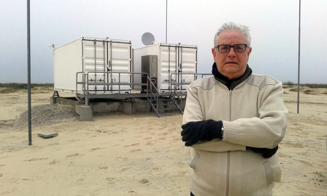 Roberto Lopes junto os dois shelters de controle do radar