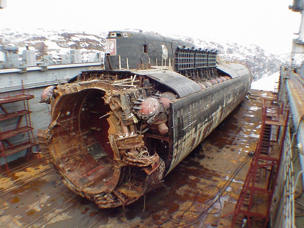 Submarino Kursk no dique seco, depois de recuperado do fundo do mar