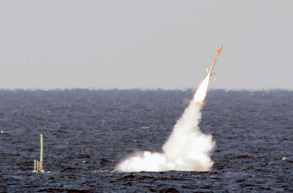 Submarino nuclear USS Florida lançando míssil de cruzeiro Tomahawk