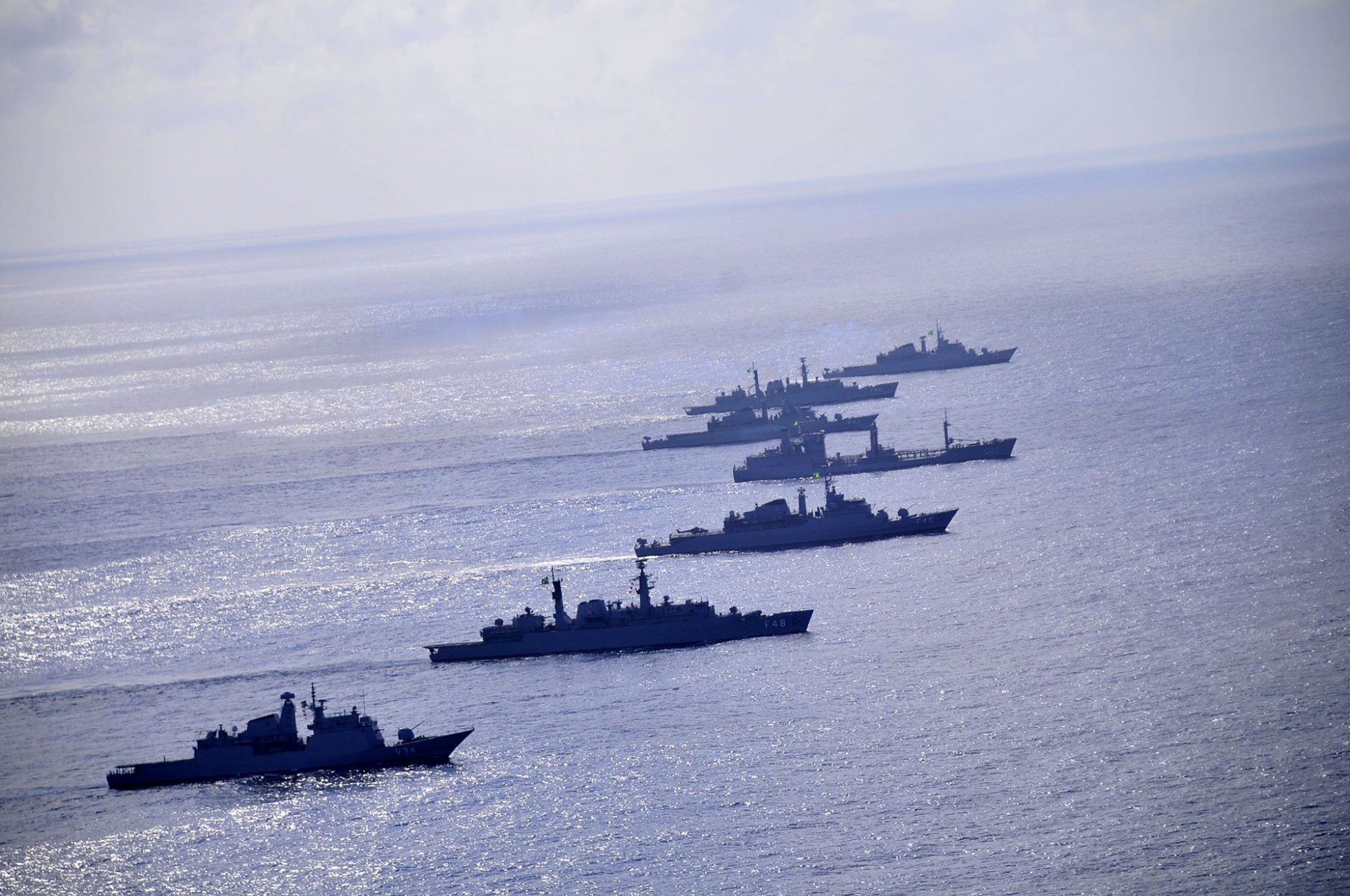 Escoltas da Marinha do Brasil em manobras táticas