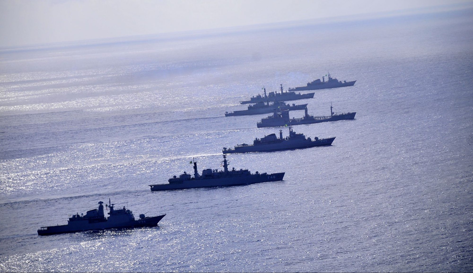 Escoltas da Marinha do Brasil em manobras tÃ¡ticas