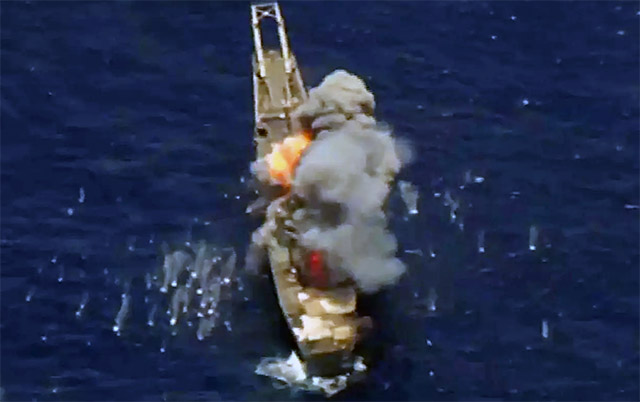 Ex-USS Racine é atingido durante o RIMPAC 2018