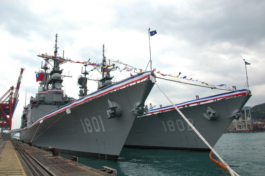 Destróieres Kee Lung (DDG-1801) e Su Ao (DDG-1802) no dia do comissionamento na Marinha de Taiwan