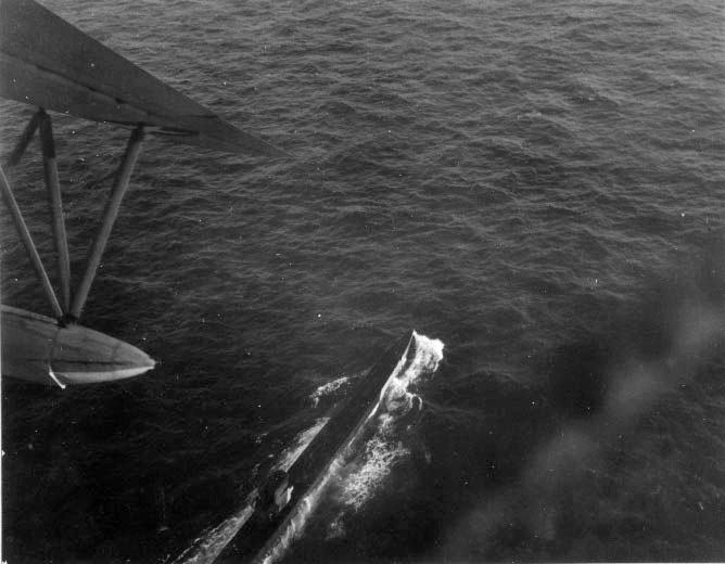 U-199 fotografado sob ataque do PBM Mariner