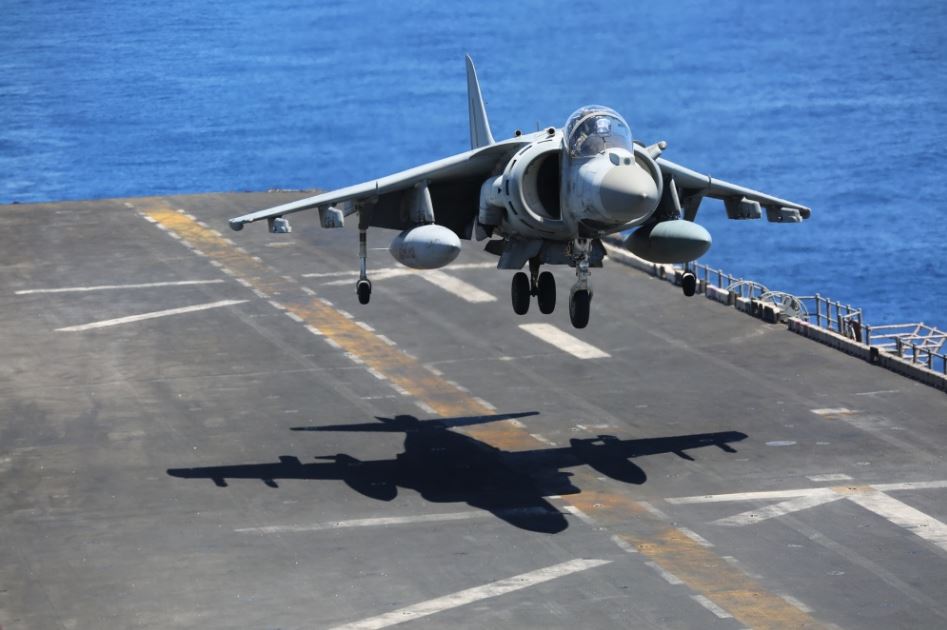 Um AV-8B Harrier italiano pousa a bordo do USS Iwo Jima (LHD 7), no Mar MediterrÃ¢neo, em 18 de julho de 2018. Foto - US Marine Corps