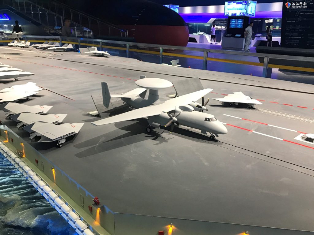 Maquete do KJ-600 em um modelo do futuro porta-aviões chinês