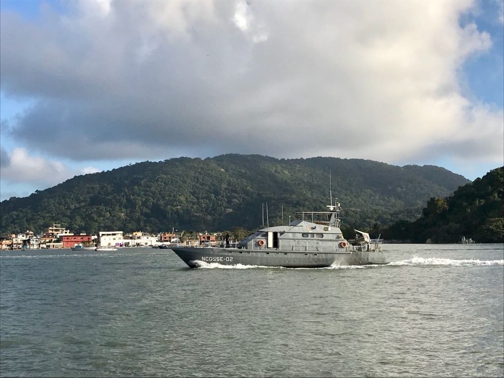 Militares em Aviso-Patrulha da Marinha foram mobilizados para escoltar navio invadido em Santos, SP (Foto: José Claudio Pimentel/G1)