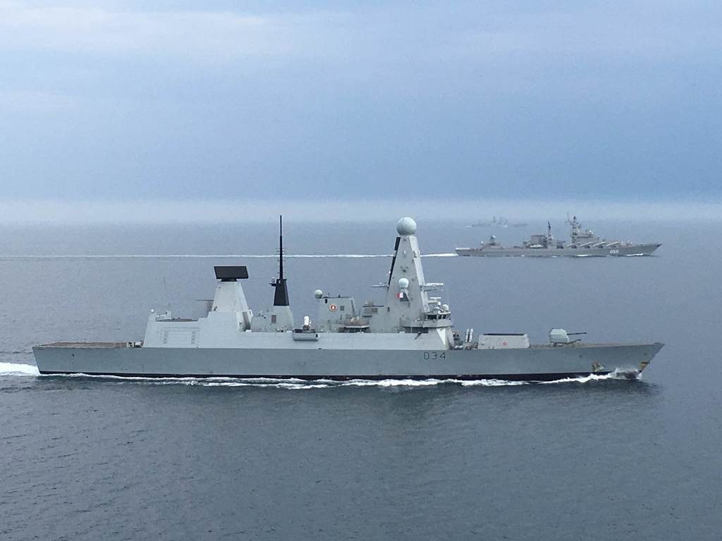 HMS Diamond e acompanha os navios russos