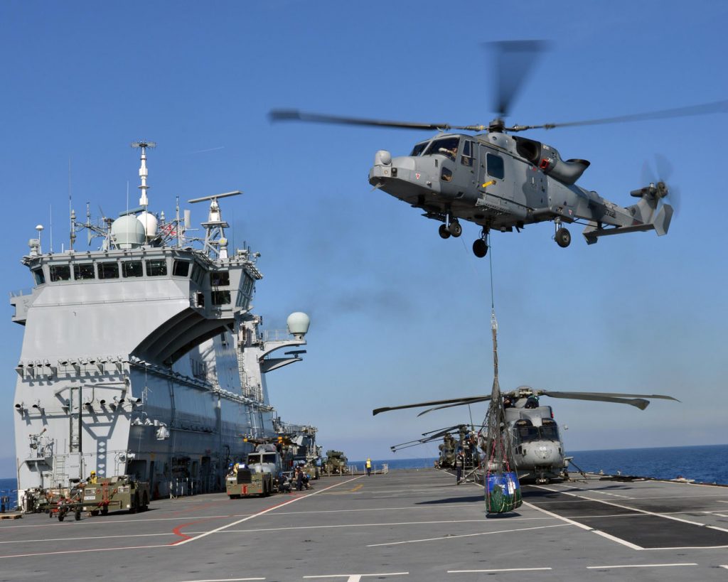 Helicóptero Wildcat operando com o HMS Ocean