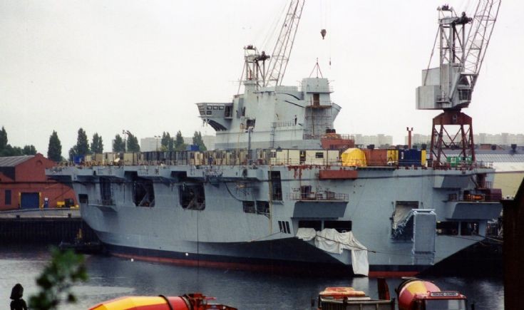 HMS Ocean em acabamento após o lançamento ao mar