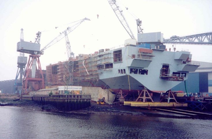 HMS Ocean em construção