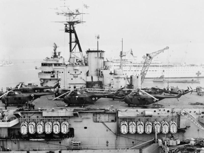 HMS Theseus (R64) com helicópteros durante a Crise de Suez, em 1956
