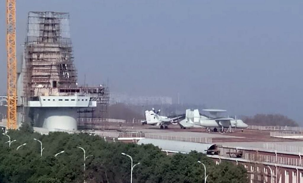 A réplica do KJ-600 junto à do J-15 porta-aviões de concreto da China, que funciona em terra para treinamento