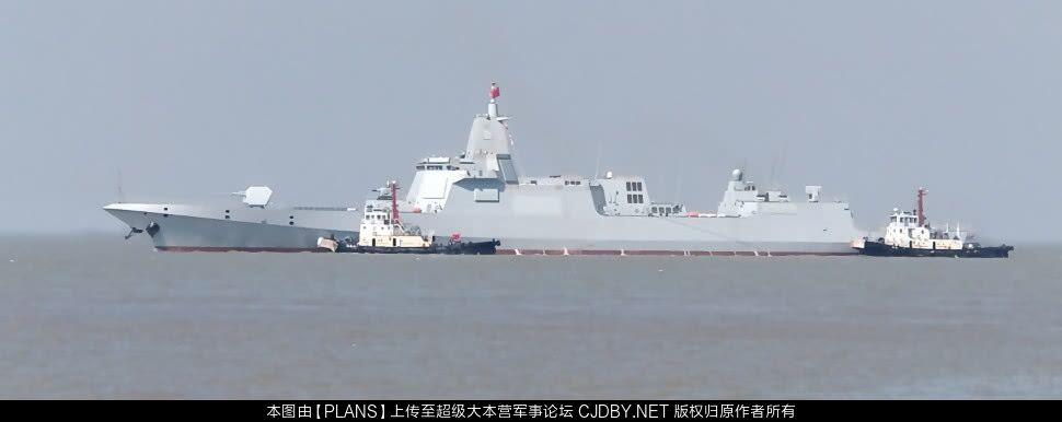 Type 055 saindo para testes de mar