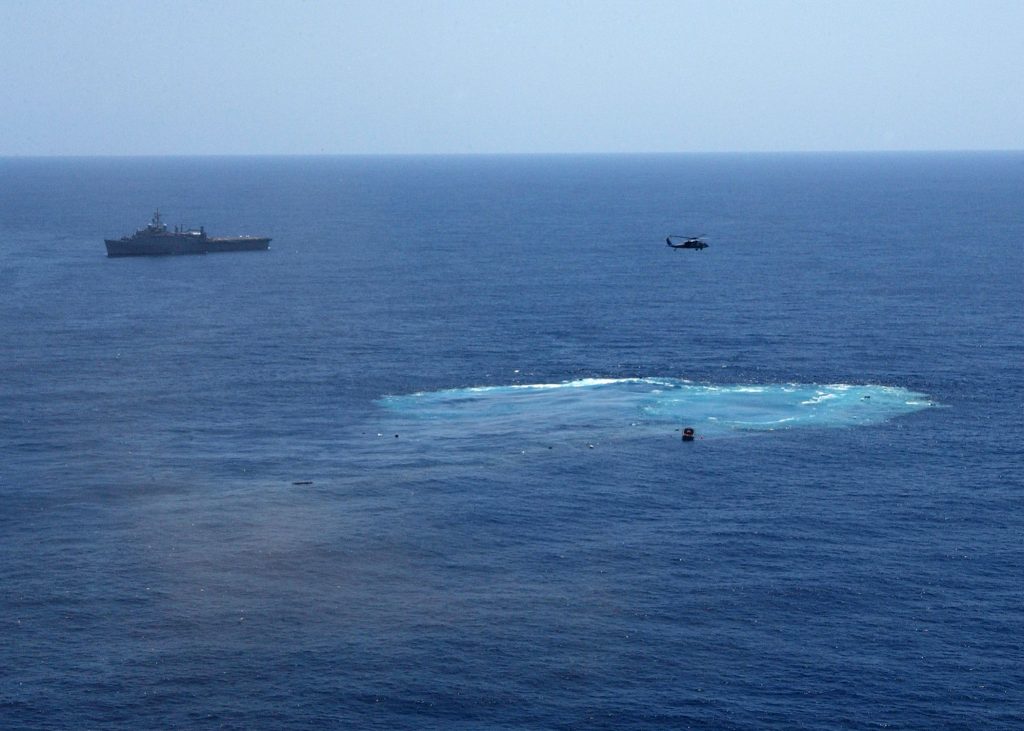 Foto feita logo após o afundamento do ex-USS America