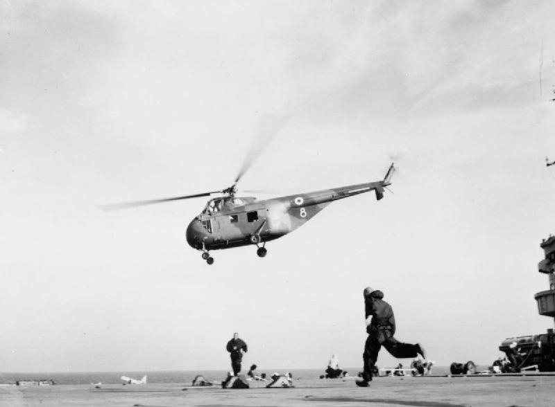 Westland Whirlwind decolando do navio-aeródromo HMS Ocean (R68) durante a crise de Suez, em 1956