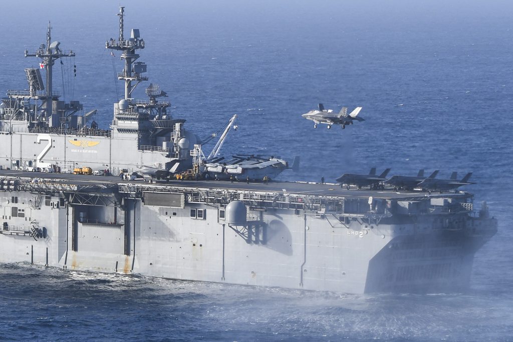 F-35B Lightning II pousando a bordo do USS Essex (LHD-2)