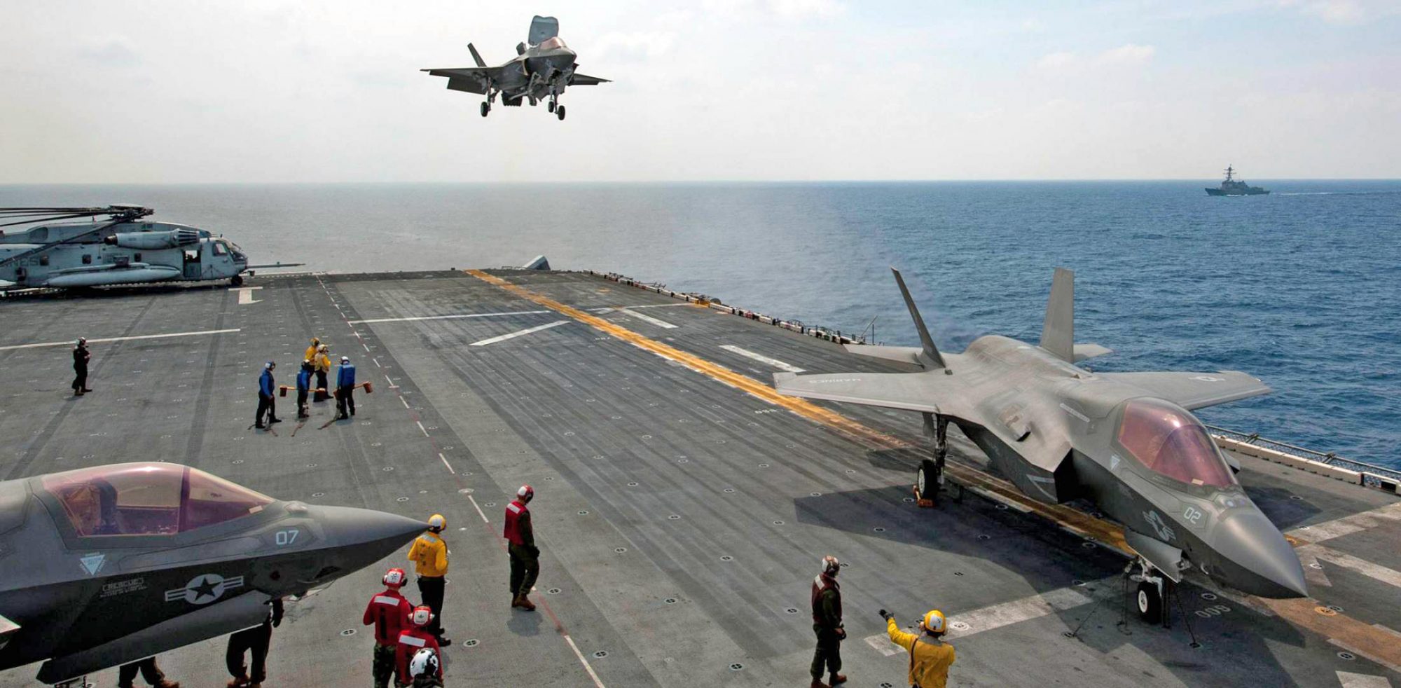 Caça F-35B do USMC pousando a bordo do USS Wasp (LHD-1)