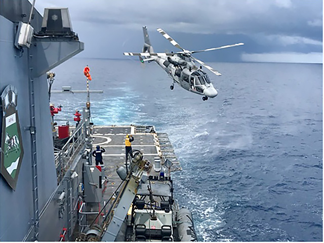 Helicóptero “Pantera” deixando o convés de voo do Navio Patrulha Oceânico “Apa” após os diversos pousos a bordo