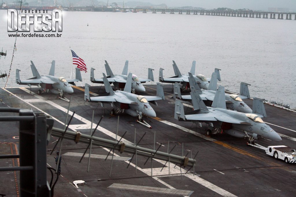 Porta-aviões USS Carl Vinson no Rio de Janeiro, em 2010