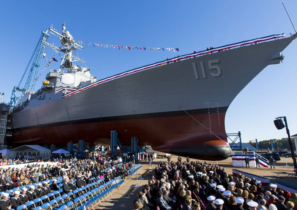 Futuro USS Rafael Peralta em 2015 no Bath Iron Works