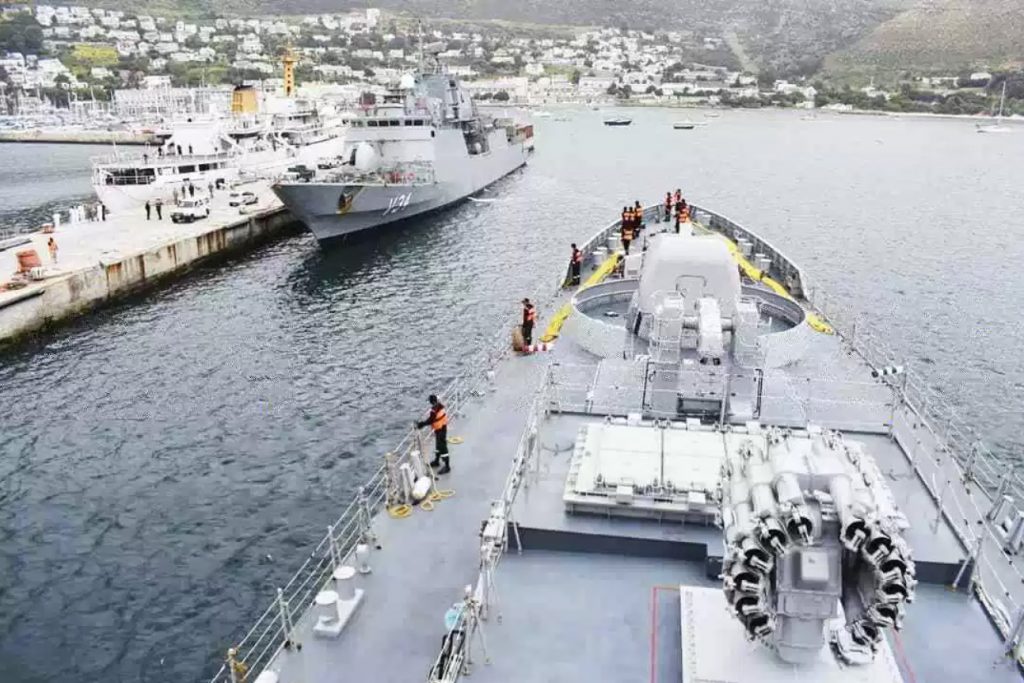 A proa da fragata Indiana Tarkash e ao fundo a corveta Barroso, da Marinha do Brasil