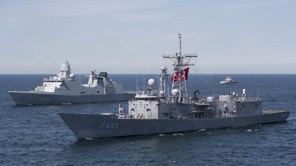 A fragata TCG Gediz (F495) da classe Gabya da Marinha Turca e a fragata HDMS Niels Joel (F363) da classe Iver Huitfeldt da Marinha Dinamarquesa 