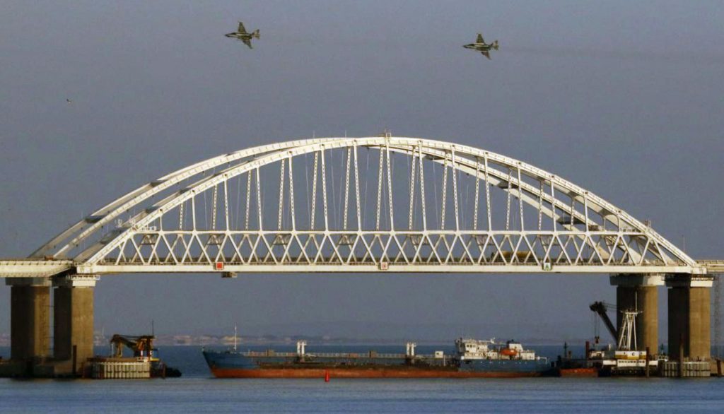 Avião de ataque Su-25 sobrevoam a ponte que liga a Crimeia e a Rússia