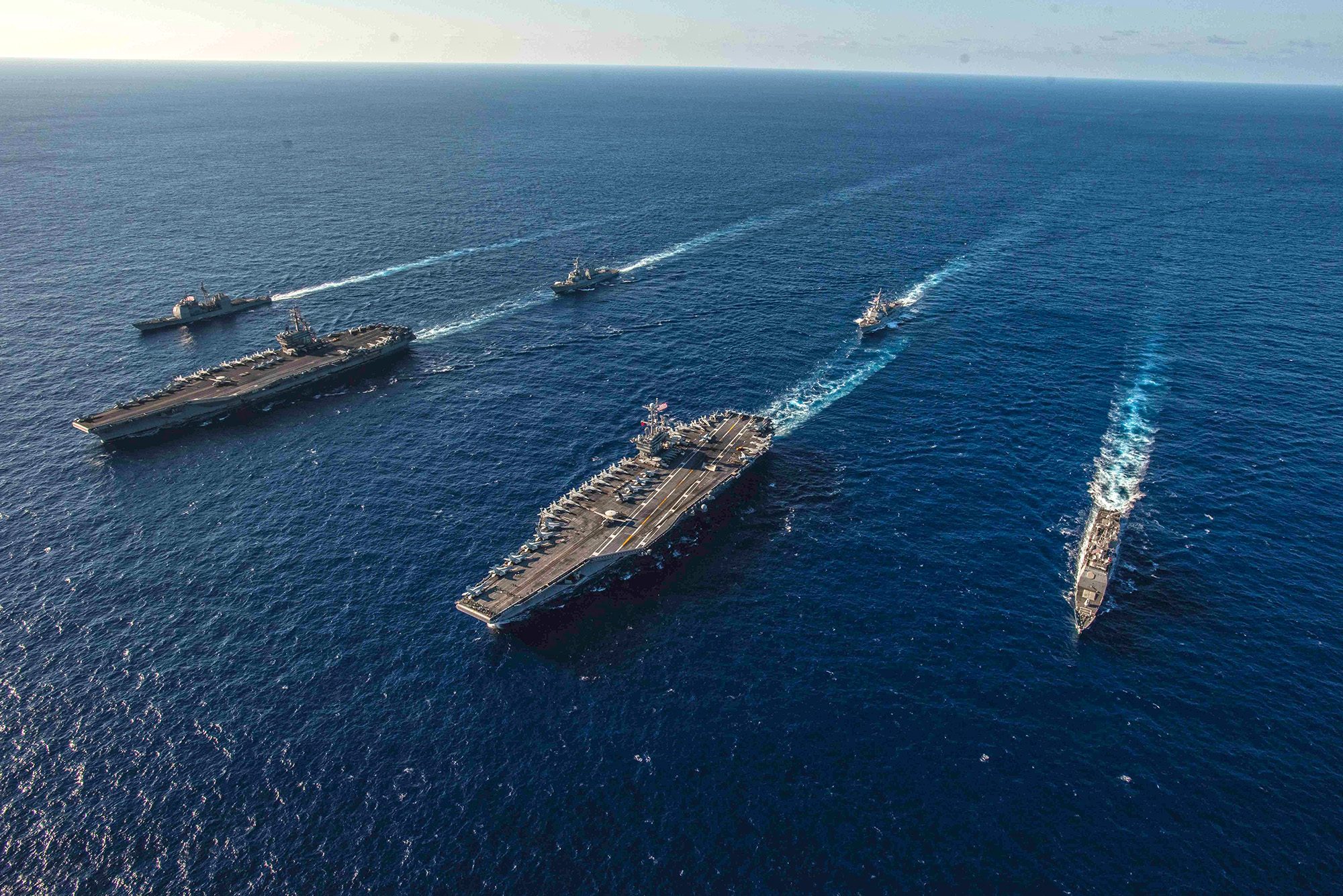 Navios do Ronald Reagan Carrier Strike Group e John C. Stennis Carrier Strike transitam no Mar das Filipinas no dia 16 de novembro. Foto: US Navy