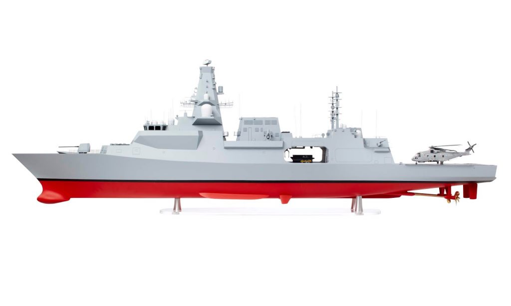 Modelo da fragata Type 26 visto de perfil