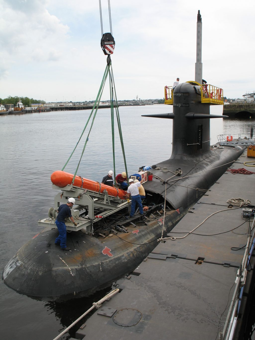Embarque de um míssil antinavio MBDA Exocet SM39 em um submarino classe Scorpène