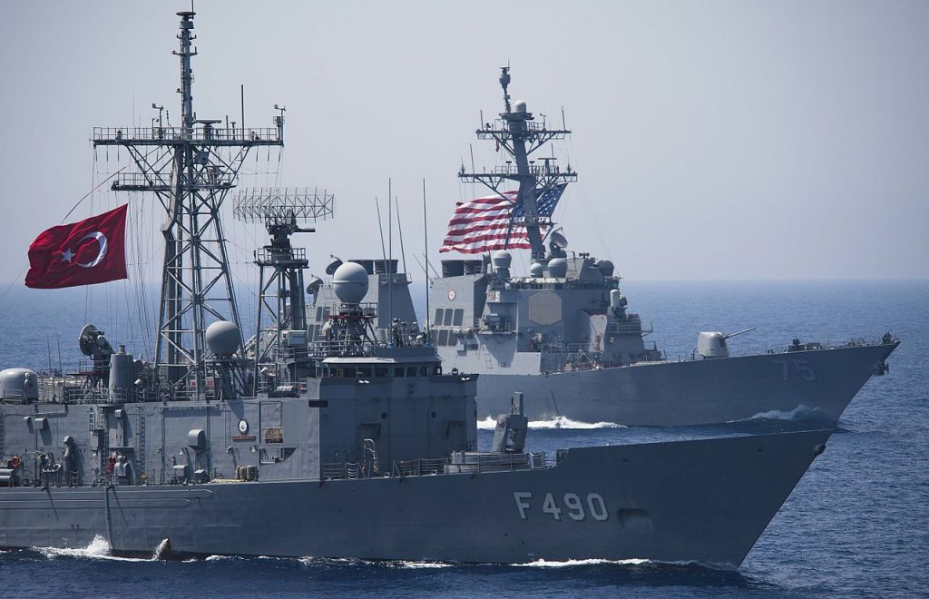 TCG Gaziantep navegando ao lado do destrÃ³ier USS Donald Cook (DDG 75)