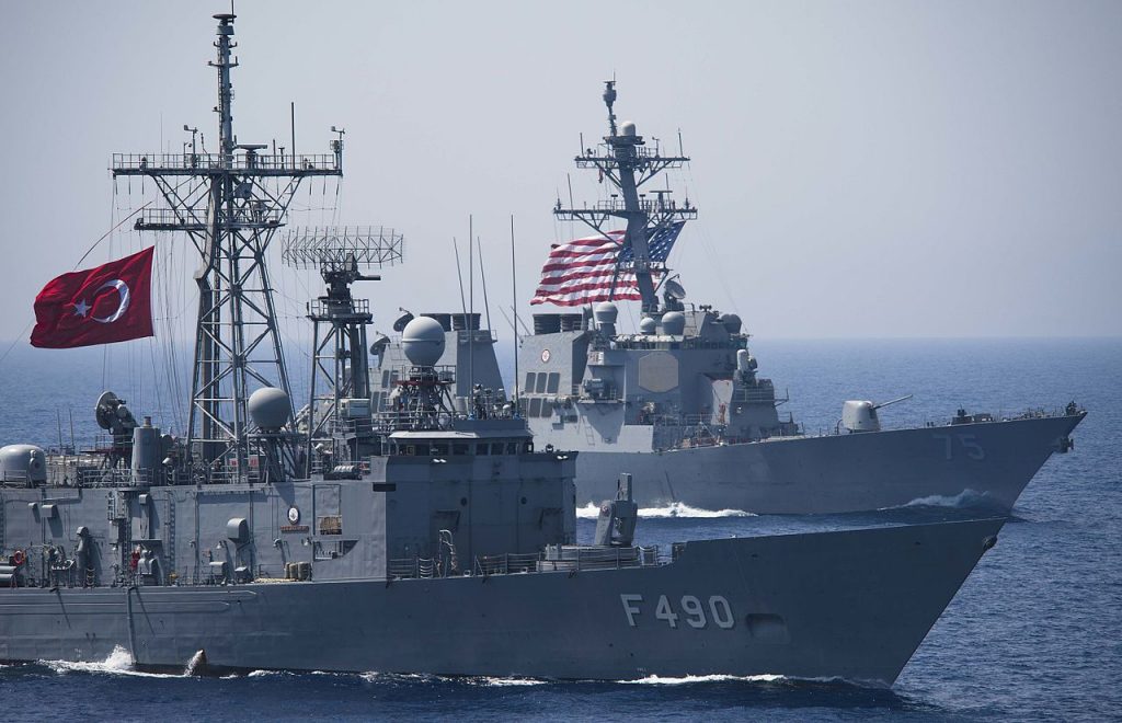TCG Gaziantep navegando ao lado do destróier USS Donald Cook (DDG 75)