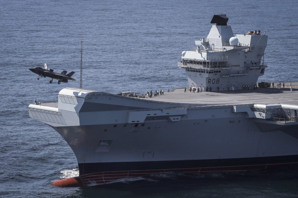 Caça F-35B decolando do HMS Queen Elizabeth (clique na imagem para ampliar)