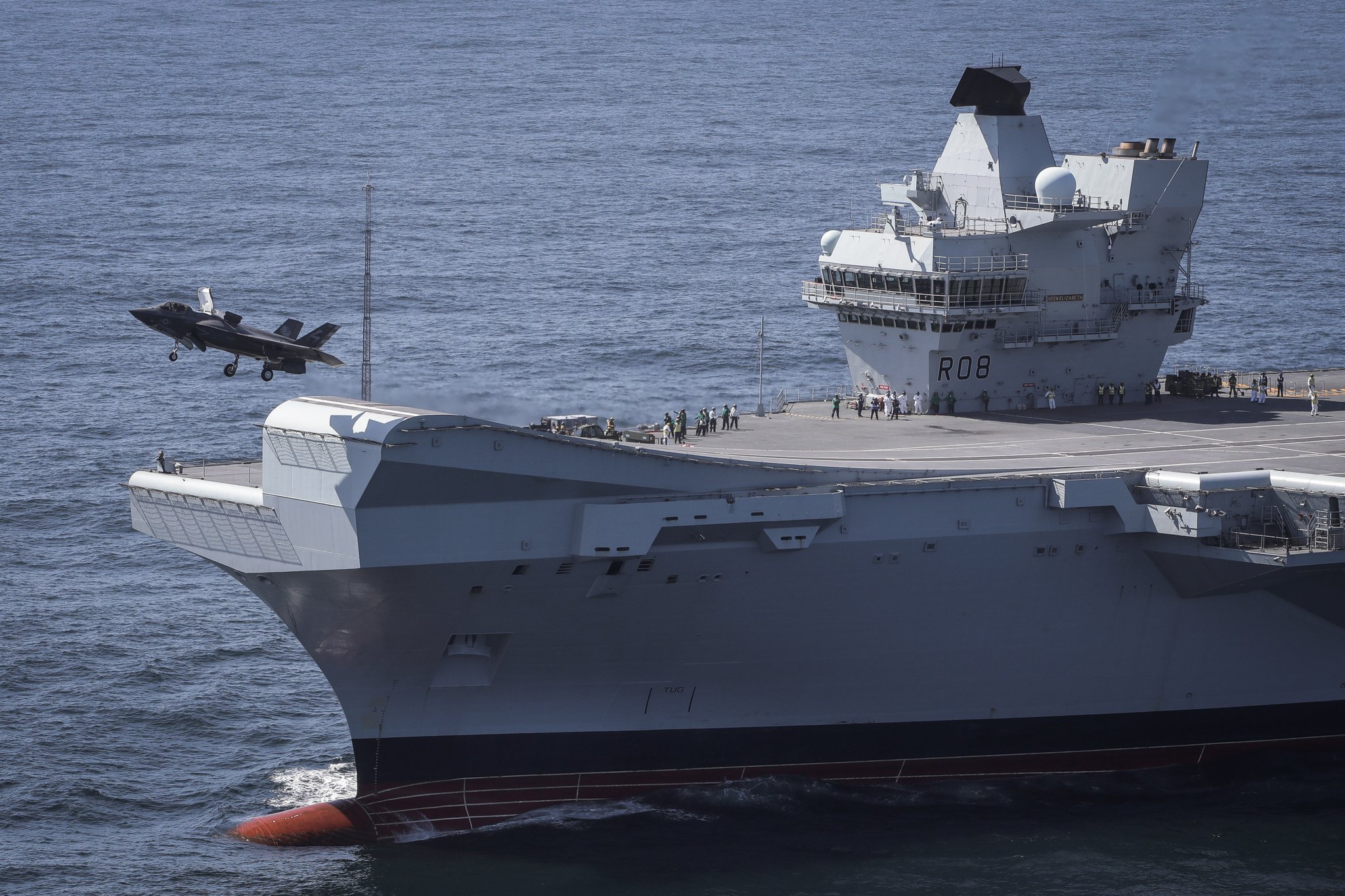 Gigantesco Porta Aviões HMS Queen Elizabeth é lançado na água [FOTOS]