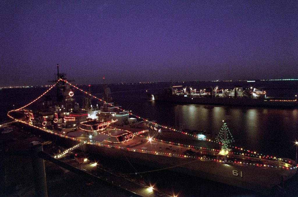 O Battleship USS Iowa (BB-61) decorado com iluminação de Natal