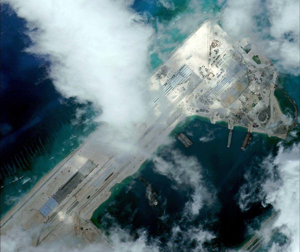 Nova pista de pouso da China construída sobre o recife Fiery Cross, no Mar da China Meridional (imagem CSIS)
